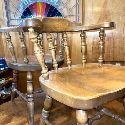 Lot 90 Round Table With 4 Chairs Clunky Maple Pedestal