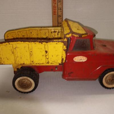 1960's VINTAGE TONKA PRESSED STEEL DUMP TRUCK RED AND YELLOW