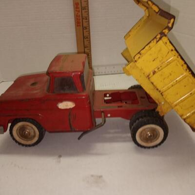 1960's VINTAGE TONKA PRESSED STEEL DUMP TRUCK RED AND YELLOW