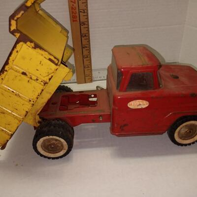 1960's VINTAGE TONKA PRESSED STEEL DUMP TRUCK RED AND YELLOW