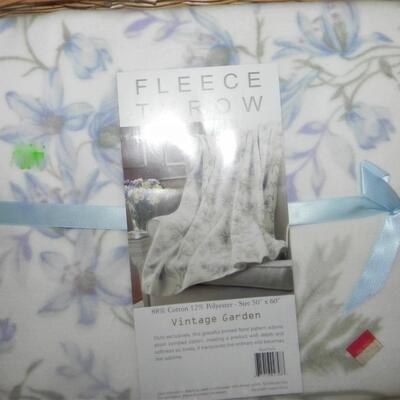 LOT 28 CHILD PROOFING KIT AND SMALL CHILD ITEMS