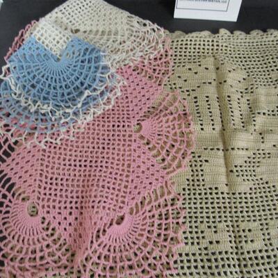 Lot of Doilies, Pot Holders, Fancy Work