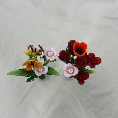 -122- Elegant Glass Roses and Flowers in Vases