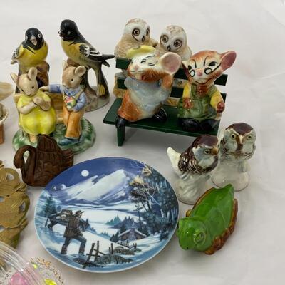 -137- Small Mixed Lot of Figures and Assorted Decor