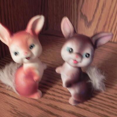 LOT  MINITURE PORCELAIN KITTIES AND BUNNY SALT & PEPPER