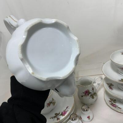 -178- Twenty-Five Piece Unmarked Tea Set | Roses
