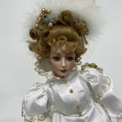 -183- Franklin Mint Heirloom Doll | Fantastic White Dress