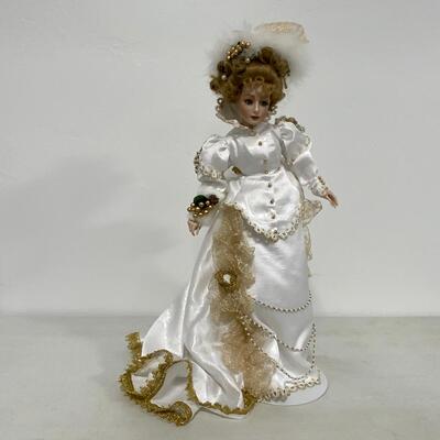 -183- Franklin Mint Heirloom Doll | Fantastic White Dress