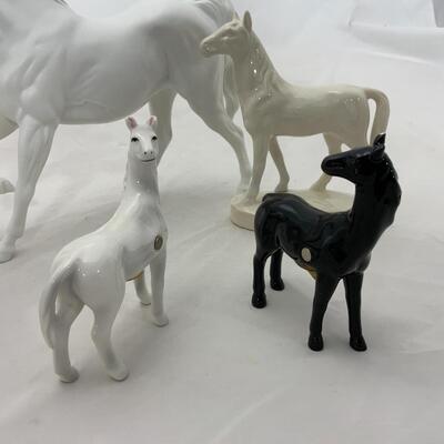 -205- Two Horse Figures | Horse Salt and Pepper Shakers