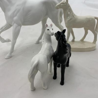 -205- Two Horse Figures | Horse Salt and Pepper Shakers