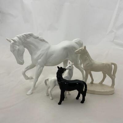 -205- Two Horse Figures | Horse Salt and Pepper Shakers