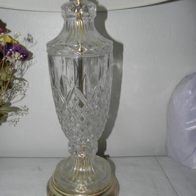 LOT  GLASS LAMP WITH SHADE