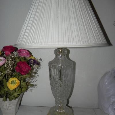 LOT  GLASS LAMP WITH SHADE