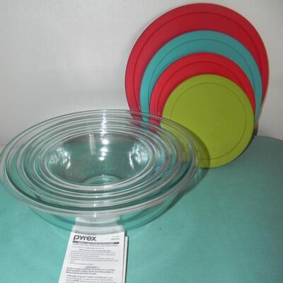 LOT 19 PYREX NESTING BOWLS WITH LIDS