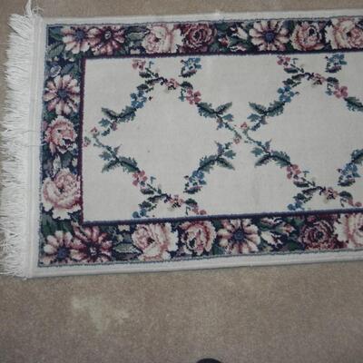 LOT 93 THROW RUG & MATCHING RUNNER