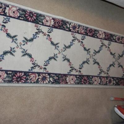 LOT 93 THROW RUG & MATCHING RUNNER