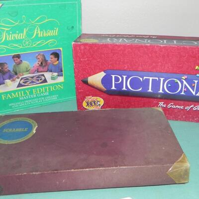 LOT 100  BOARD GAMES AND CARDS