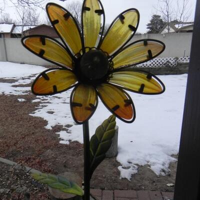 LOT 102 SOLAR POWERED YARD ART