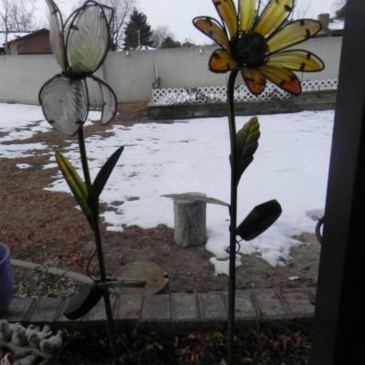 LOT 102 SOLAR POWERED YARD ART