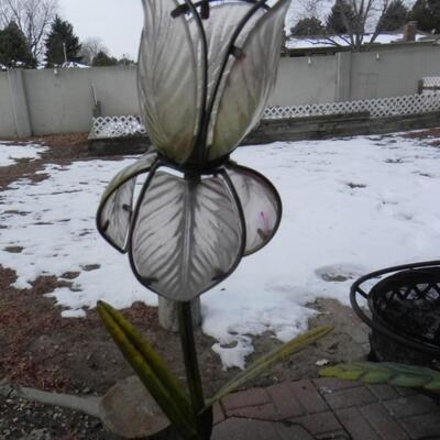 LOT 102 SOLAR POWERED YARD ART