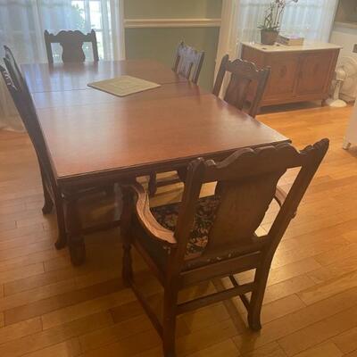 Beautiful dining room table with leaves & 6 chairs...
