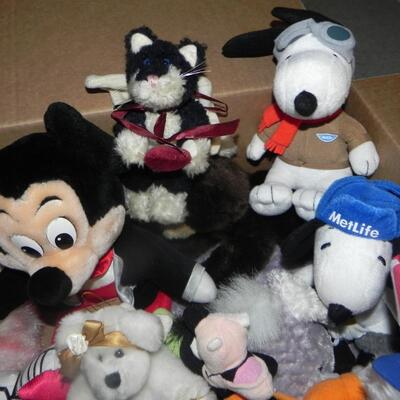 LOT 107  TOYS AND PLUSH ANIMALS