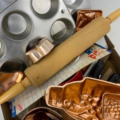 -233- Mixed Lot of Bakeware and Kitchen Items