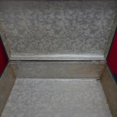 LOT 606  VINTAGE METAL CASE