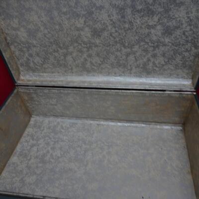 LOT 606  VINTAGE METAL CASE