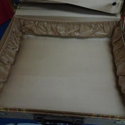 LOT 607. VINTAGE SUITCASE