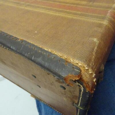 LOT 607. VINTAGE SUITCASE