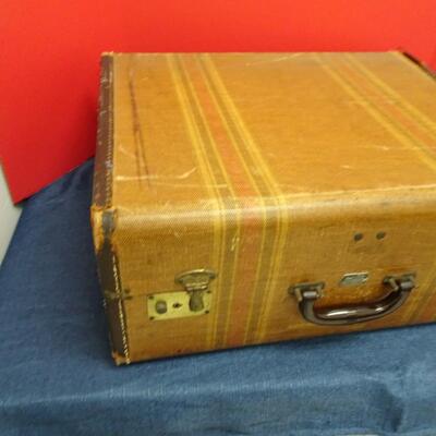 LOT 607. VINTAGE SUITCASE