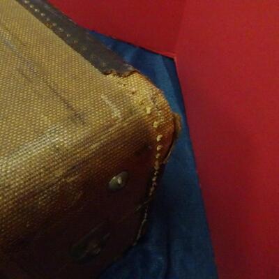 LOT 607. VINTAGE SUITCASE