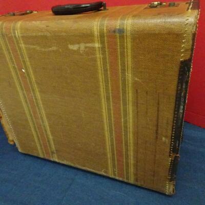 LOT 607. VINTAGE SUITCASE
