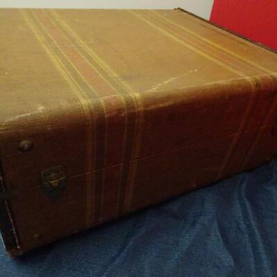 LOT 607. VINTAGE SUITCASE