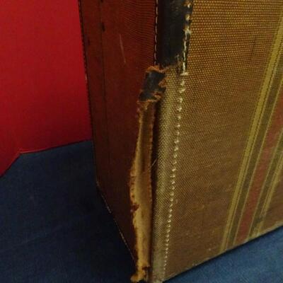 LOT 607. VINTAGE SUITCASE