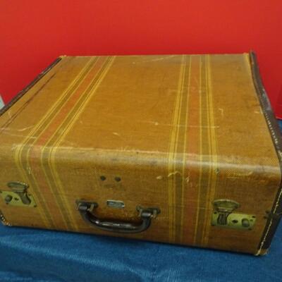 LOT 607. VINTAGE SUITCASE
