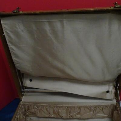 LOT 607. VINTAGE SUITCASE