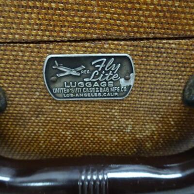 LOT 607. VINTAGE SUITCASE