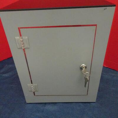 LOT 610. CIGAR DISPLAY CASE WITH HUMIDITY GUAGE