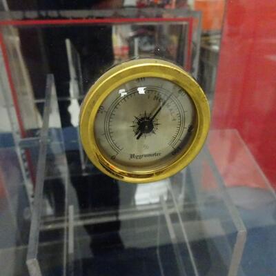 LOT 610. CIGAR DISPLAY CASE WITH HUMIDITY GUAGE