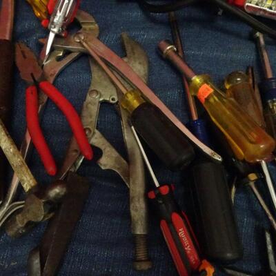 LOT 615. COLLECTION OF HAND TOOLS