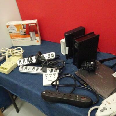 LOT 618. COLLECTION OF COMPUTER NETWORKING/MODEMS/ROUTER/POWER STRIPS