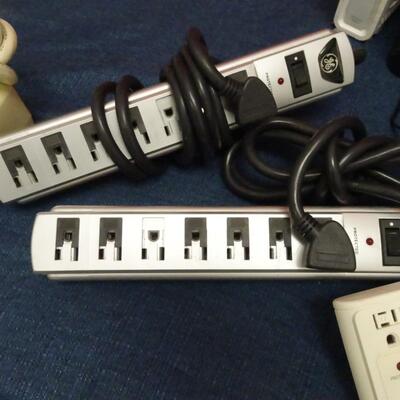 LOT 618. COLLECTION OF COMPUTER NETWORKING/MODEMS/ROUTER/POWER STRIPS