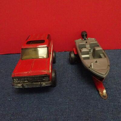 LOT 625 TOY TRUCKS AND BOAT