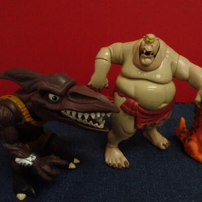 LOT 626 TOY FIGURINES AND ACTION FIGURES