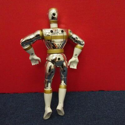 LOT 626 TOY FIGURINES AND ACTION FIGURES