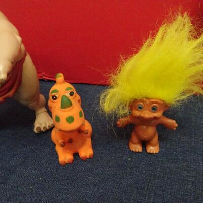 LOT 626 TOY FIGURINES AND ACTION FIGURES