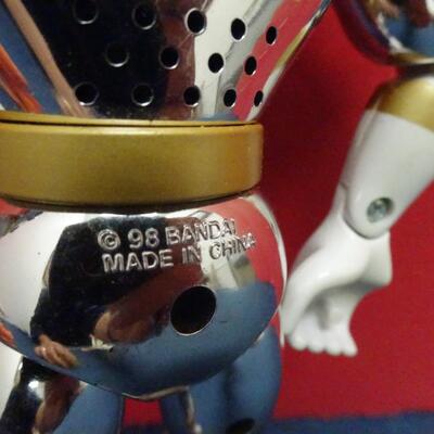 LOT 626 TOY FIGURINES AND ACTION FIGURES