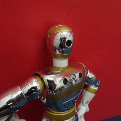 LOT 626 TOY FIGURINES AND ACTION FIGURES